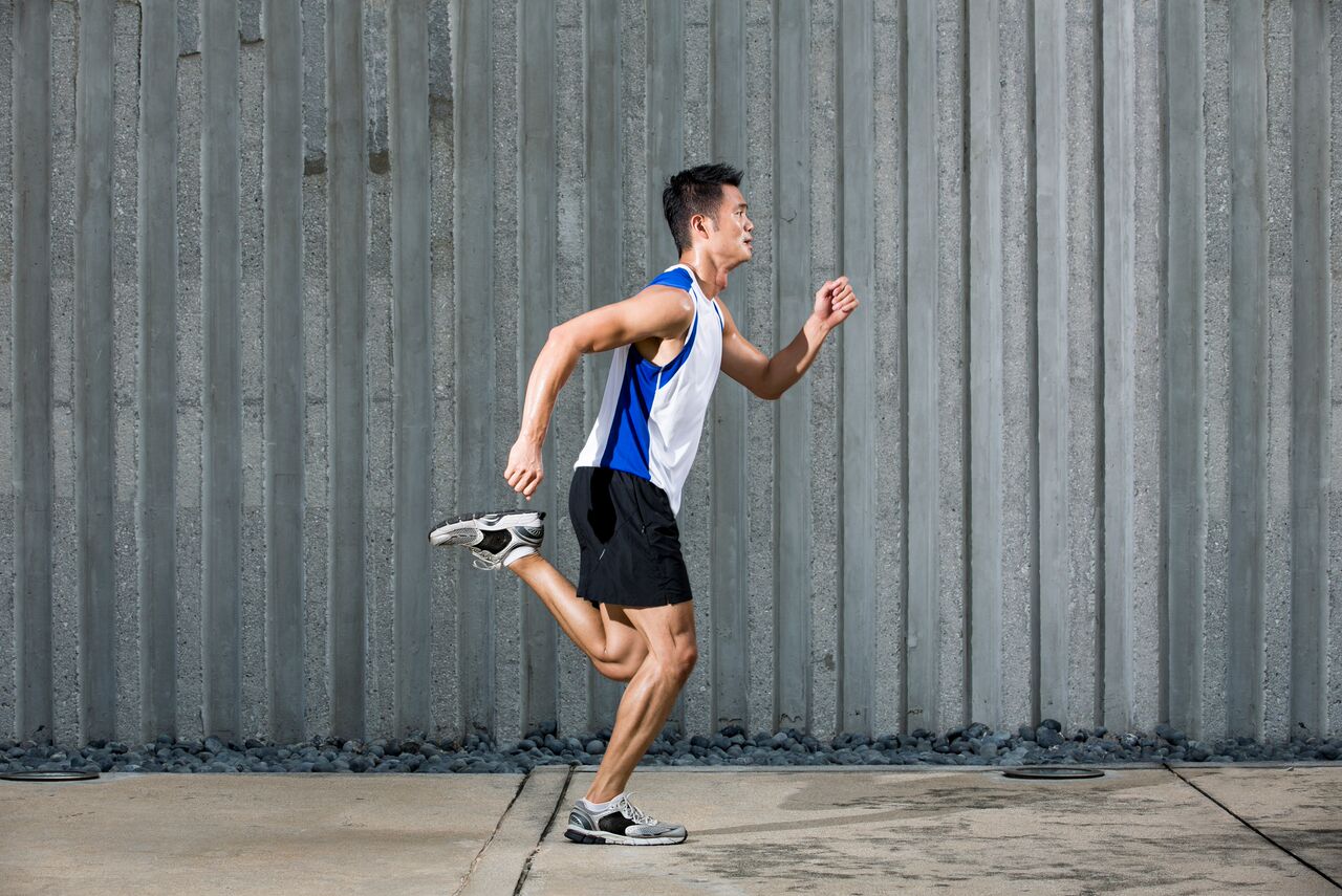 Side run. Бег в Японии. Man Sprinter start. Running Side face. Chinese man Running in Blue.